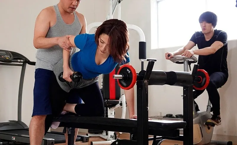 Gã chồng phát hiện vợ yêu lén lút với huấn luyện viên thể hình