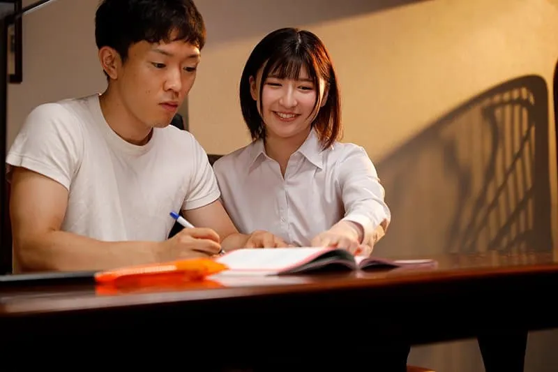 Nữ gia sư bị gài bẫy biến thành em gái nhỏ tình dục cho gia đình biến thái